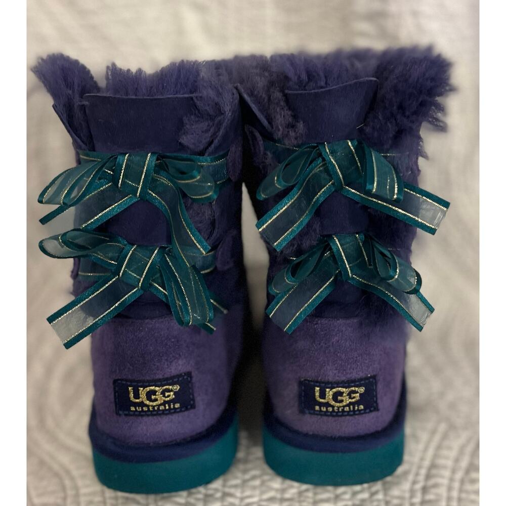 UGGS Blue ribbon designCute and cozy Size 4 ￼